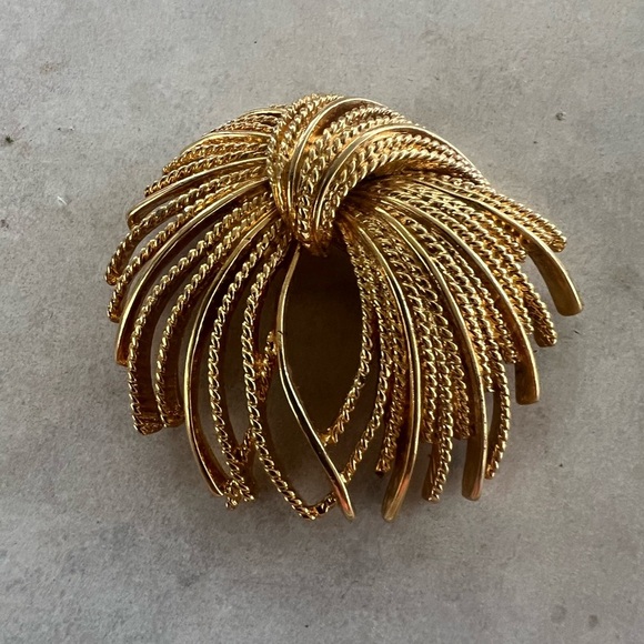 Elegant Vintage Gold Brooch Pin - Picture 1 of 2